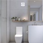Extractor de baño Soler And Palau SILENT DUAL 100 instalado en un cuarto de baño moderno de color marfil
