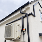 Installation du système de goulottes en PVC noir INABA DENKO SLIMDUCT sur une façade légère pour un acheminement soigné des tuyaux de réfrigérant du système CVC