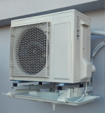 Bandeja de drenaje de condensados Tecnosystemi BLUE RIVER SCD300030 de 1250 × 500 mm instalada debajo de la unidad exterior de color marfil