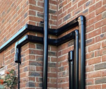 INABA DENKO SLIMDUCT SC-100-K Black 90° Vertical Elbow Trunking System Installation On Facade For Refrigerant Pipes