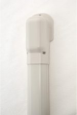 INABA DENKO SW-77-I väggavslut 90° i elfenbensvitt, installation med SLIMDUCT SD-77 kanalsystem för köldmedierör som går in i väggen